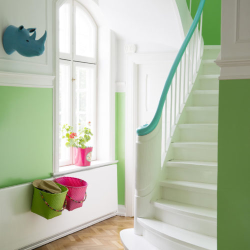 trappa turkost räcke gröna väggar